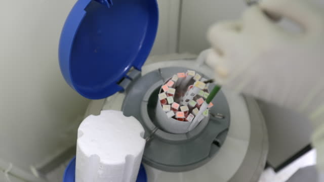 開(kāi)啟液氮罐 開(kāi)啟液氮罐